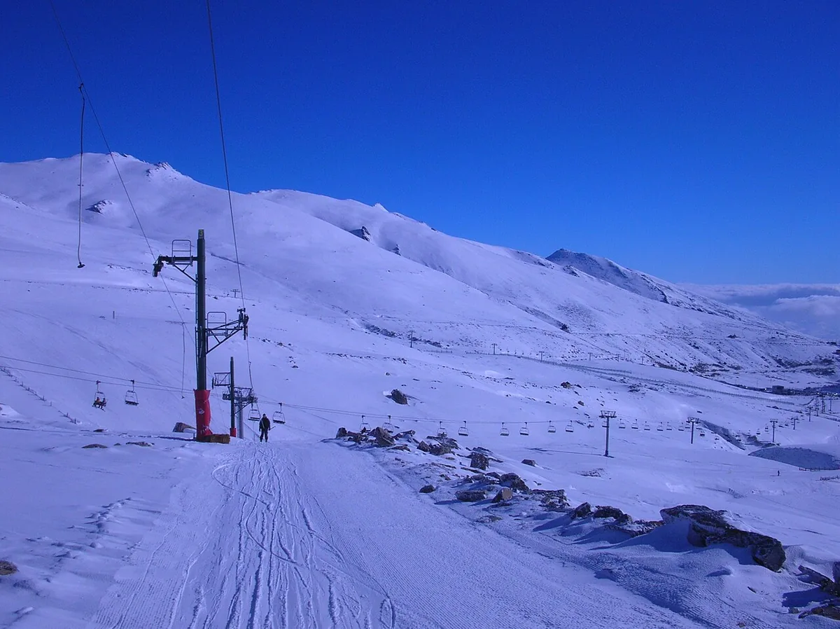 Veduta di Alto Campoo, Spagna. Non raffigura uno specifico negozio di noleggio.