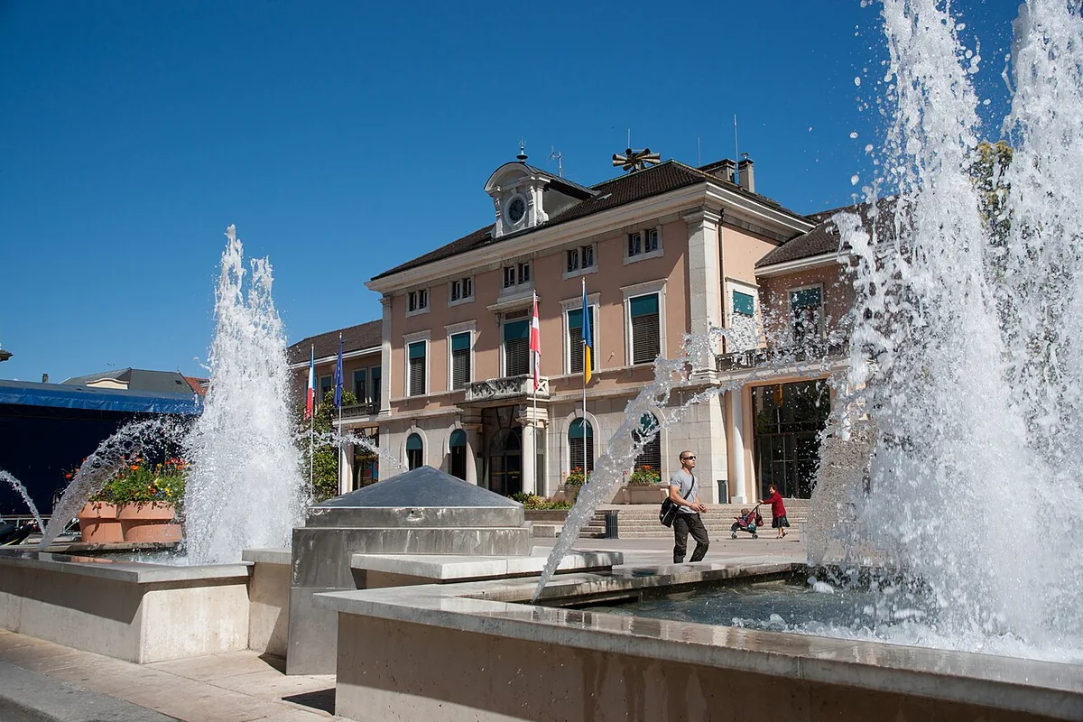 Veduta di Annemasse, Francia. Non raffigura uno specifico negozio di noleggio.