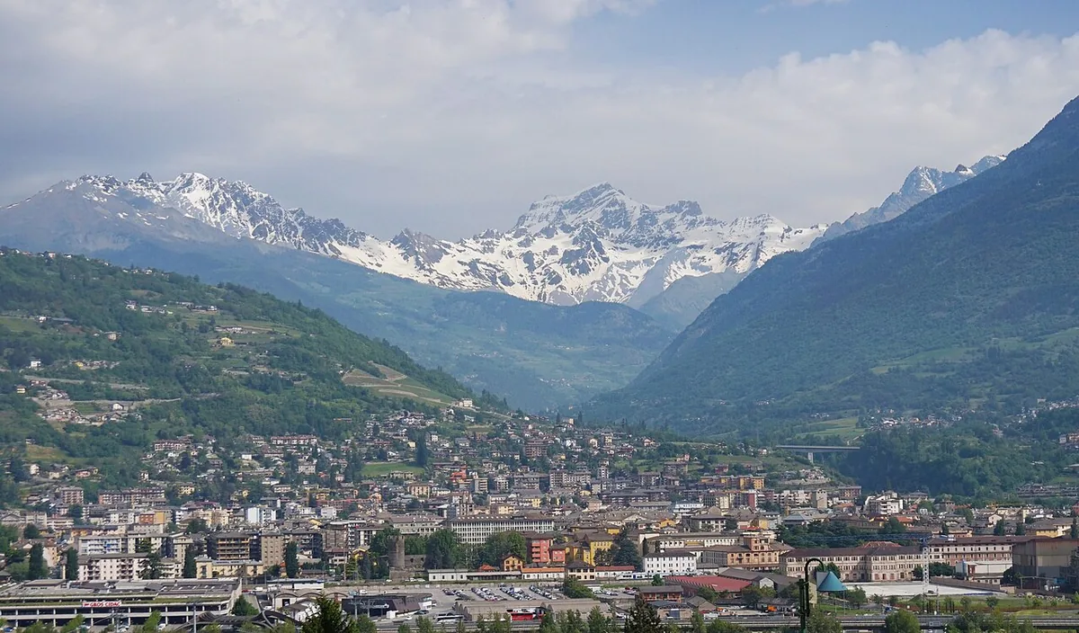 Veduta di Aosta, Italia. Non raffigura uno specifico negozio di noleggio.