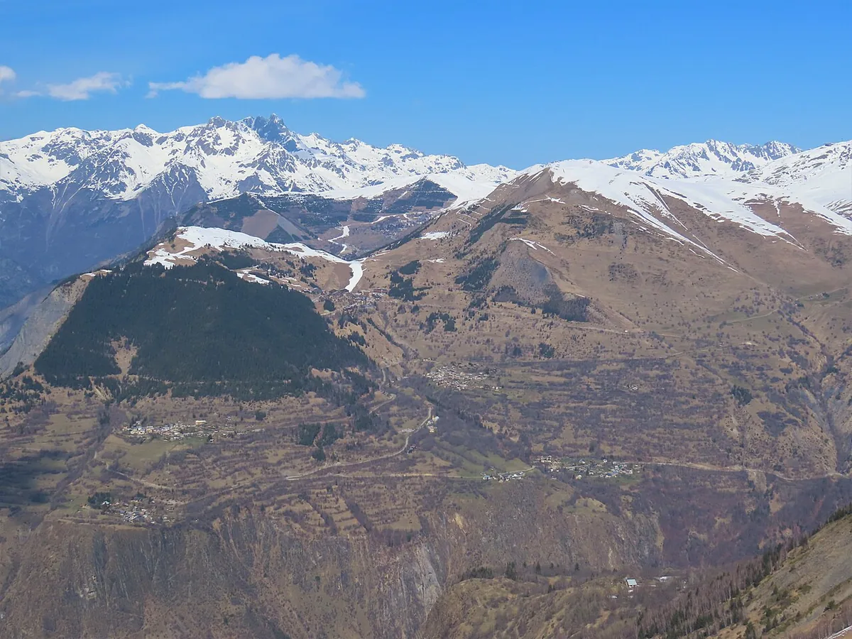 Veduta di Auris en Oisans, Francia. Non raffigura uno specifico negozio di noleggio.
