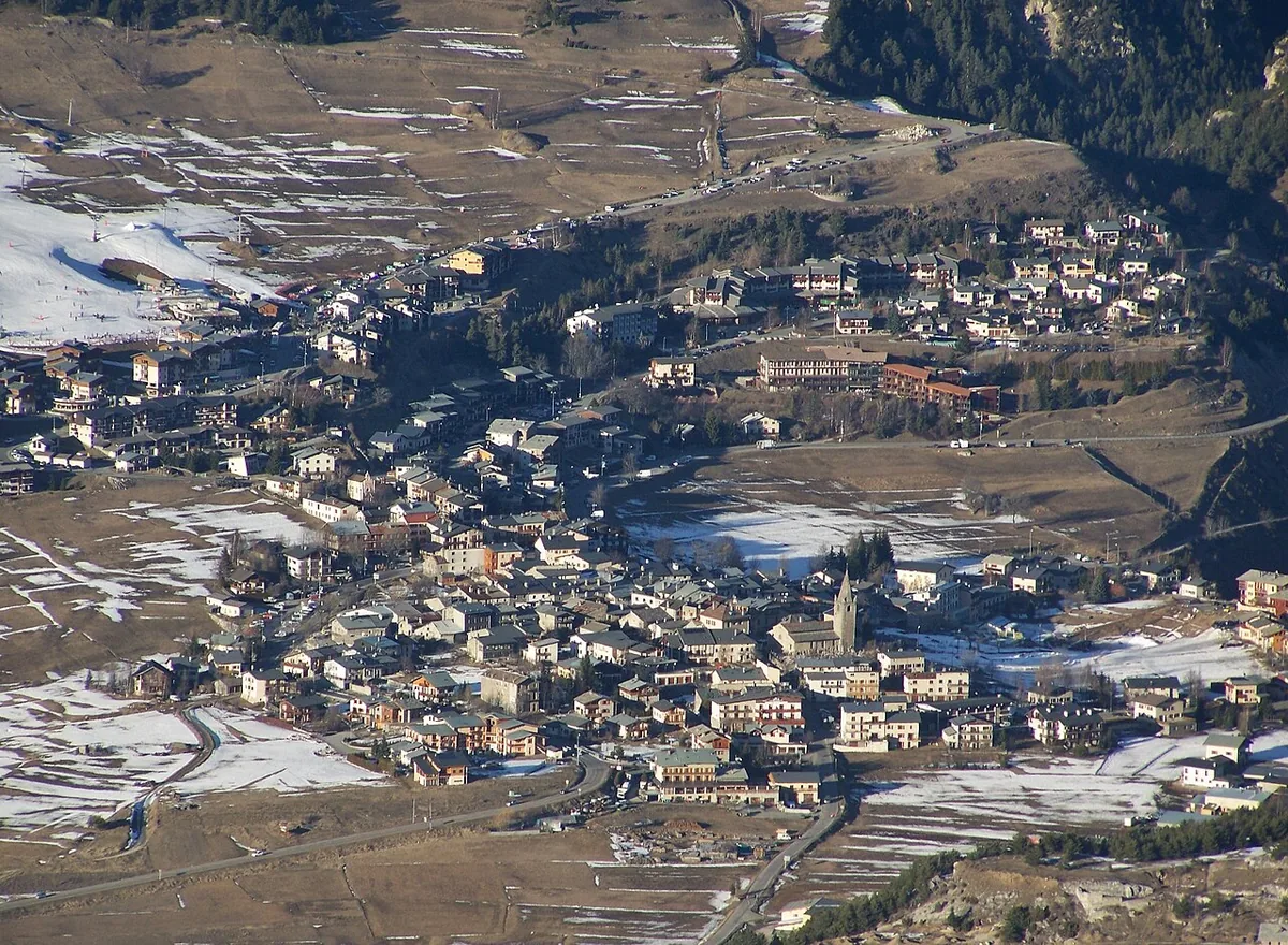 Veduta di Aussois, Francia. Non raffigura uno specifico negozio di noleggio.