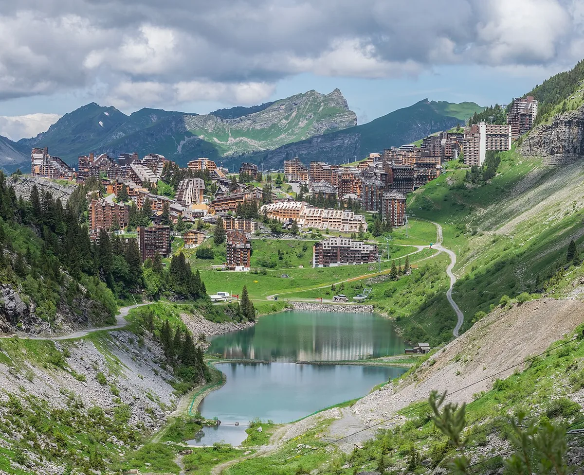 Veduta di Avoriaz, Francia. Non raffigura uno specifico negozio di noleggio.