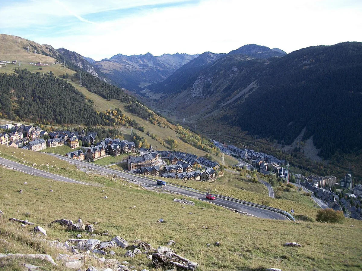Veduta di Baqueira, Spagna. Immagine generale della località o del comprensorio; non documenta la posizione di un singolo settore del catalogo o negozio di noleggio.
