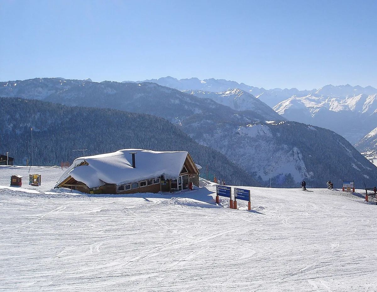 Veduta di Baqueira Beret, Spagna. Non raffigura uno specifico negozio di noleggio.