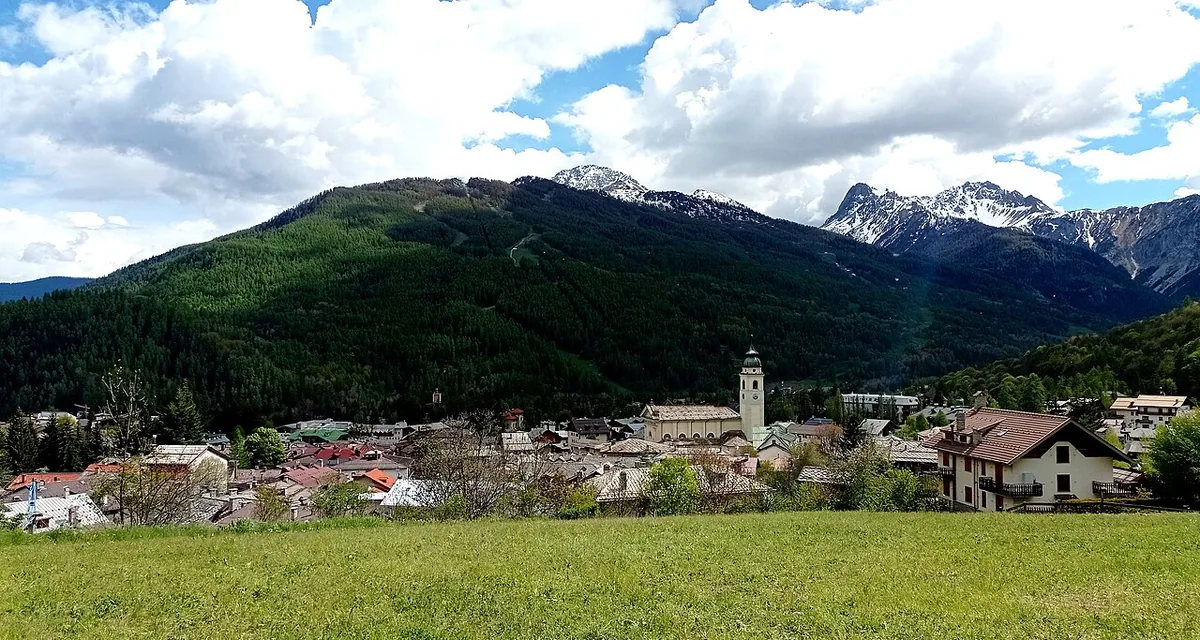 Veduta di Bardonecchia, Italia. Non raffigura uno specifico negozio di noleggio.