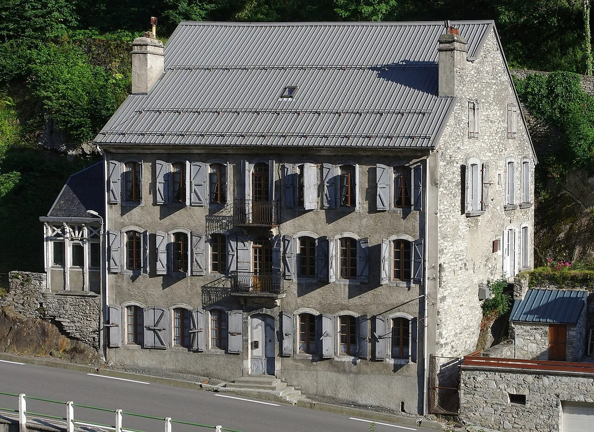 Veduta di Bareges, Francia. Non raffigura uno specifico negozio di noleggio.