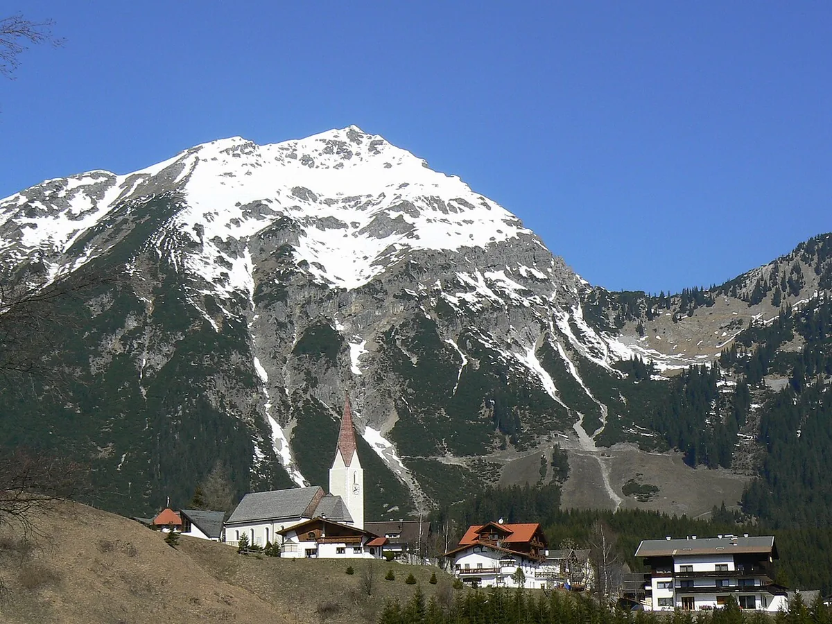 Veduta di Berwang, Austria. Non raffigura uno specifico negozio di noleggio.