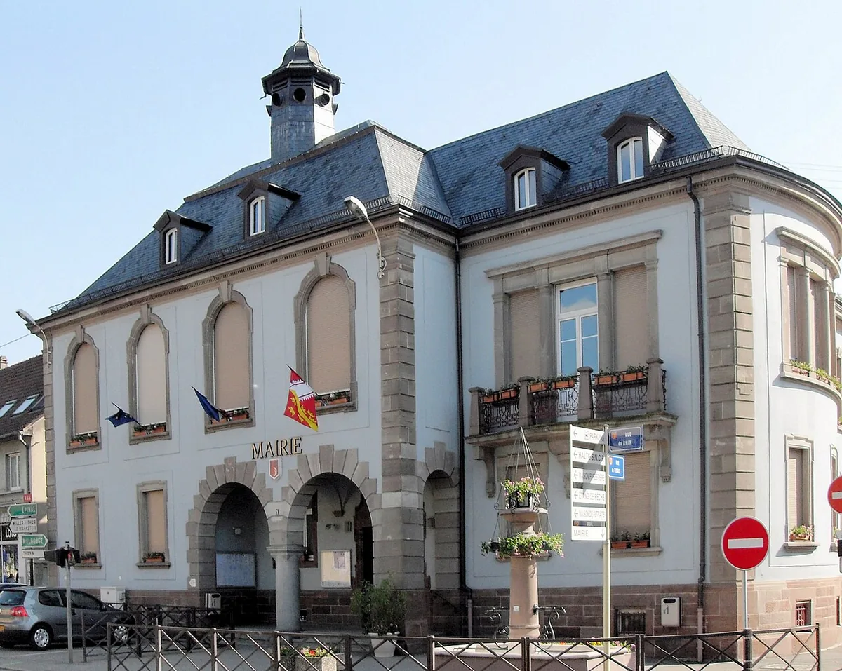 Veduta di Bitschwiller les Thann, Francia. Non raffigura uno specifico negozio di noleggio.