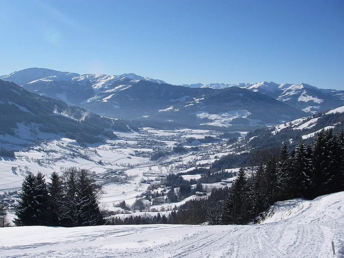 Veduta di Brixen im Thale, Austria. Non raffigura uno specifico negozio di noleggio.