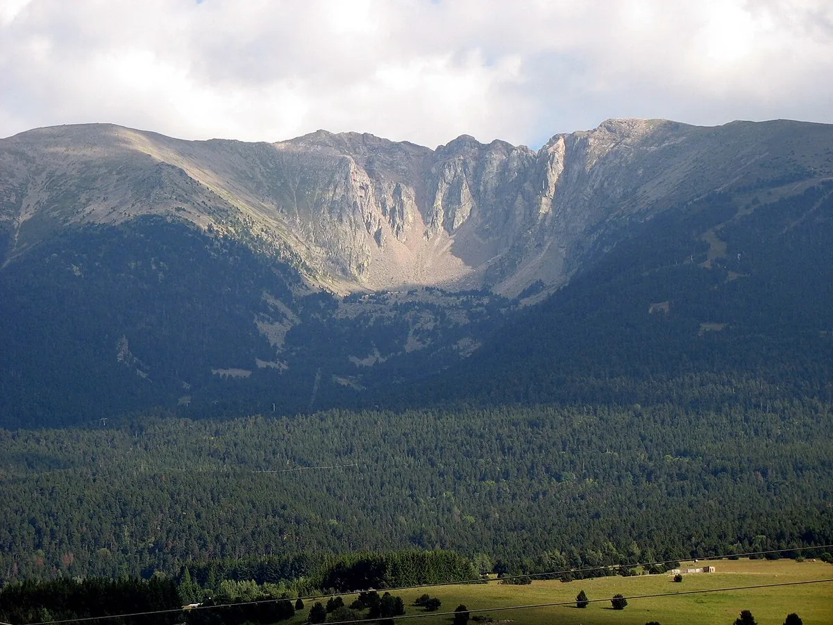 Veduta di Cambre d'Aze, Francia. Immagine generale della località o del comprensorio; non documenta la posizione di un singolo settore del catalogo o negozio di noleggio.