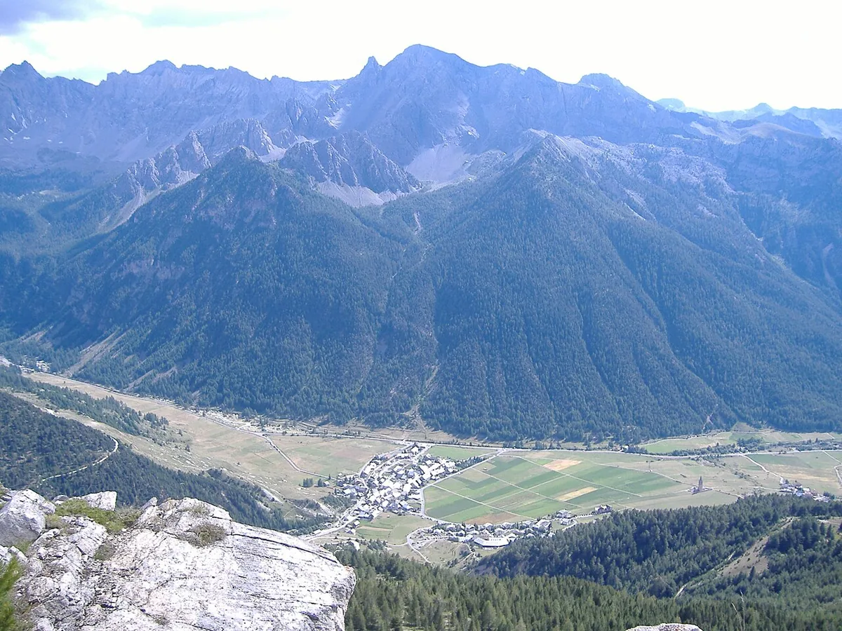 Veduta di Ceillac, Francia. Non raffigura uno specifico negozio di noleggio.