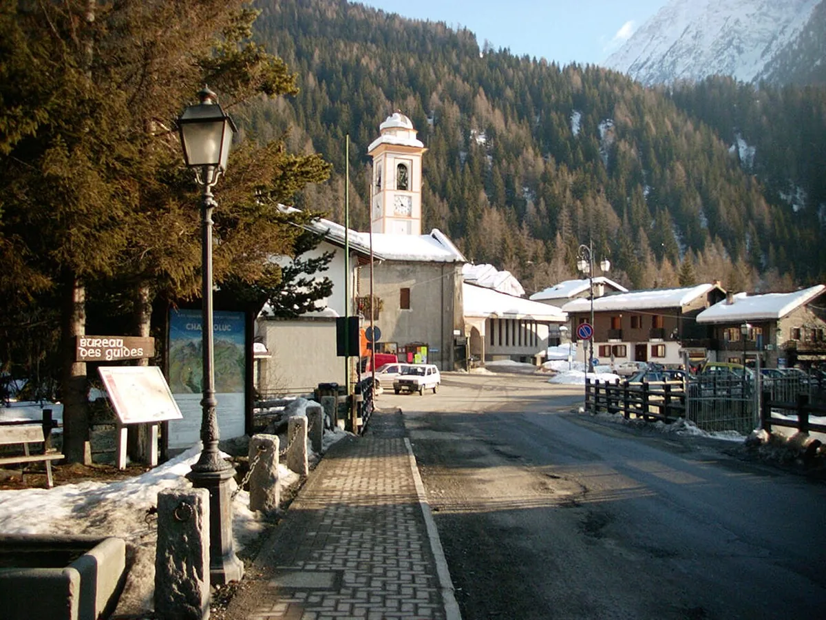 Veduta di Champoluc, Italia. Immagine generale della località o del comprensorio; non documenta la posizione di un singolo settore del catalogo o negozio di noleggio.