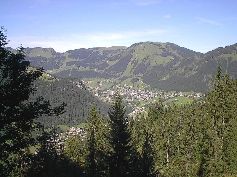 Veduta di Chatel, Francia. Non raffigura uno specifico negozio di noleggio.