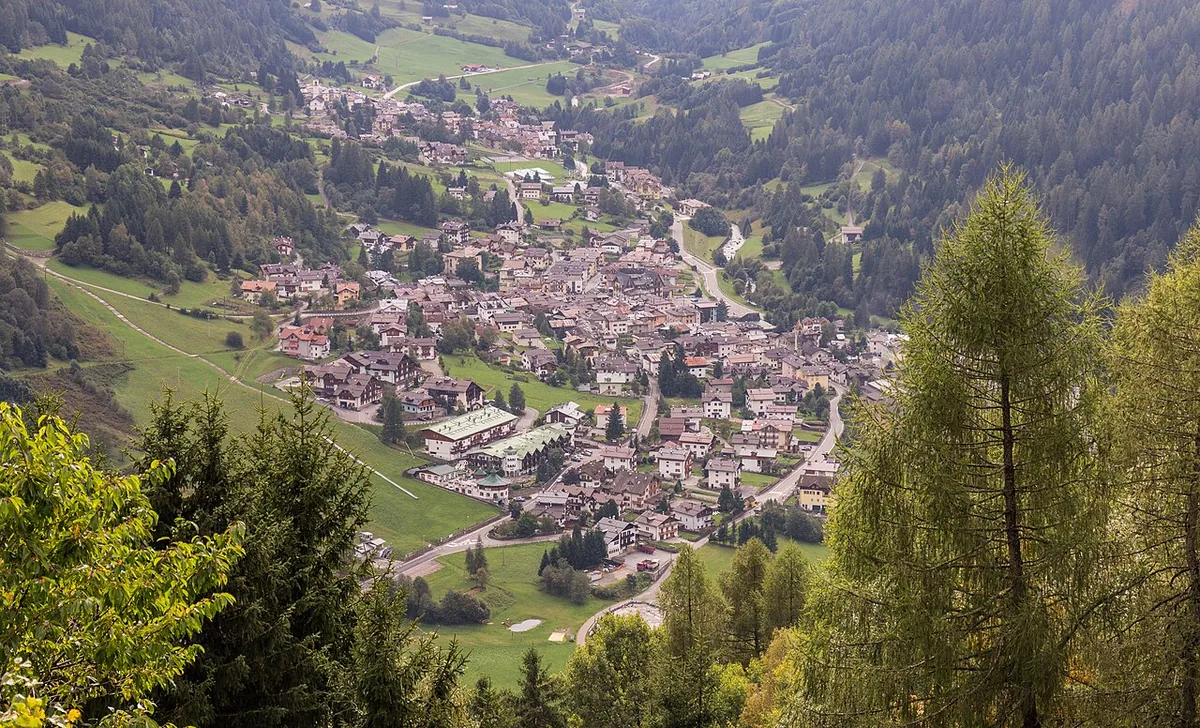 Veduta di Cogolo, Italia. Immagine generale della località o del comprensorio; non documenta la posizione di un singolo settore del catalogo o negozio di noleggio.