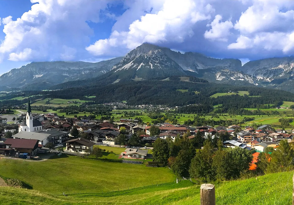 Veduta di Ellmau, Austria. Non raffigura uno specifico negozio di noleggio.