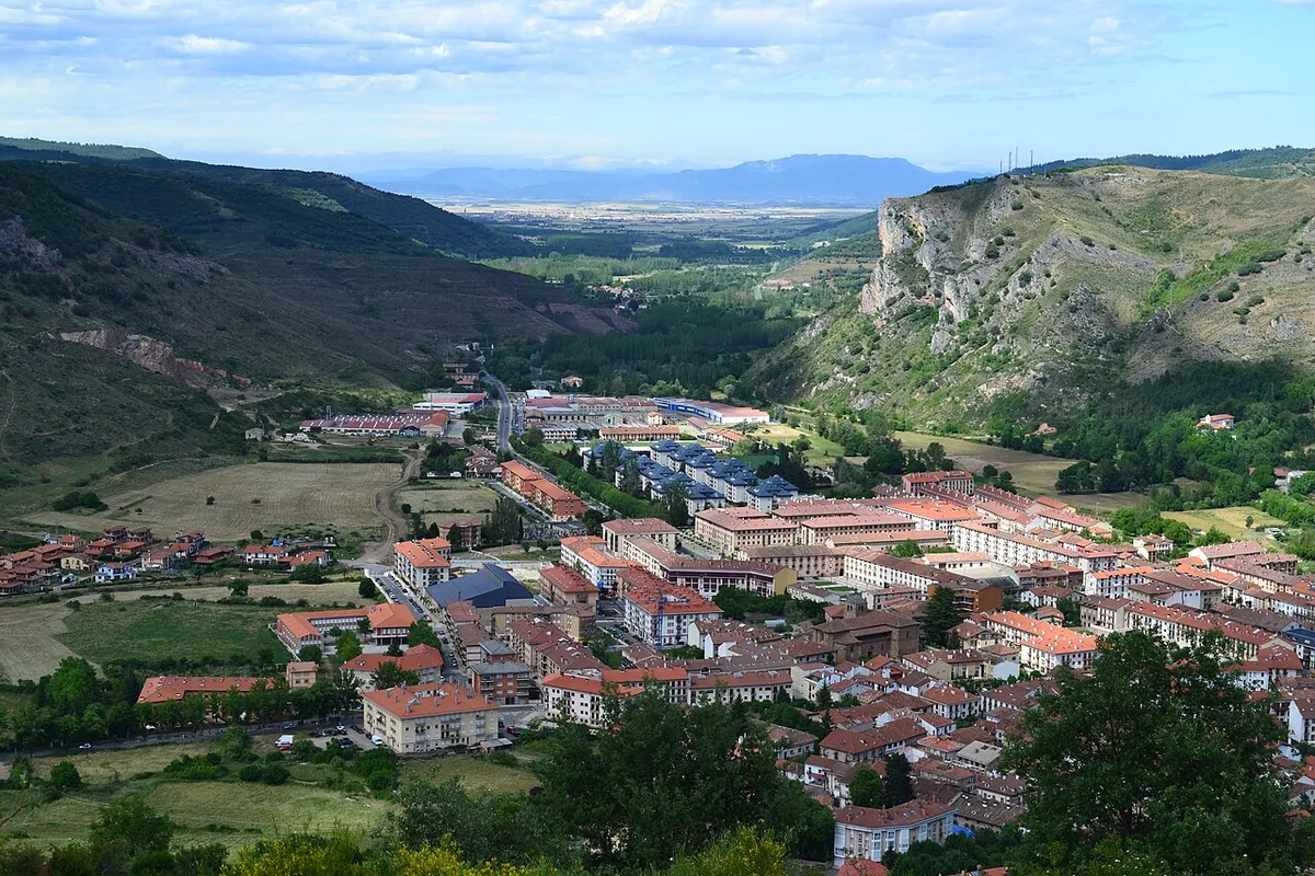Veduta di Ezcaray, Spagna. Non raffigura uno specifico negozio di noleggio.