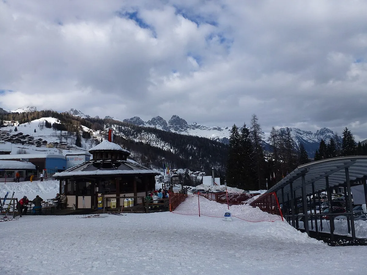 Veduta di Falcade, Italia. Non raffigura uno specifico negozio di noleggio.