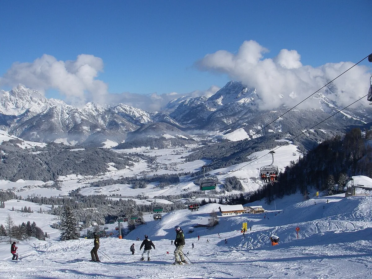 Veduta di Fieberbrunn, Austria. Non raffigura uno specifico negozio di noleggio.