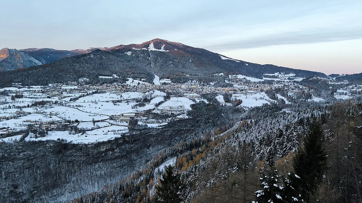 Veduta di Folgaria, Italia. Non raffigura uno specifico negozio di noleggio.