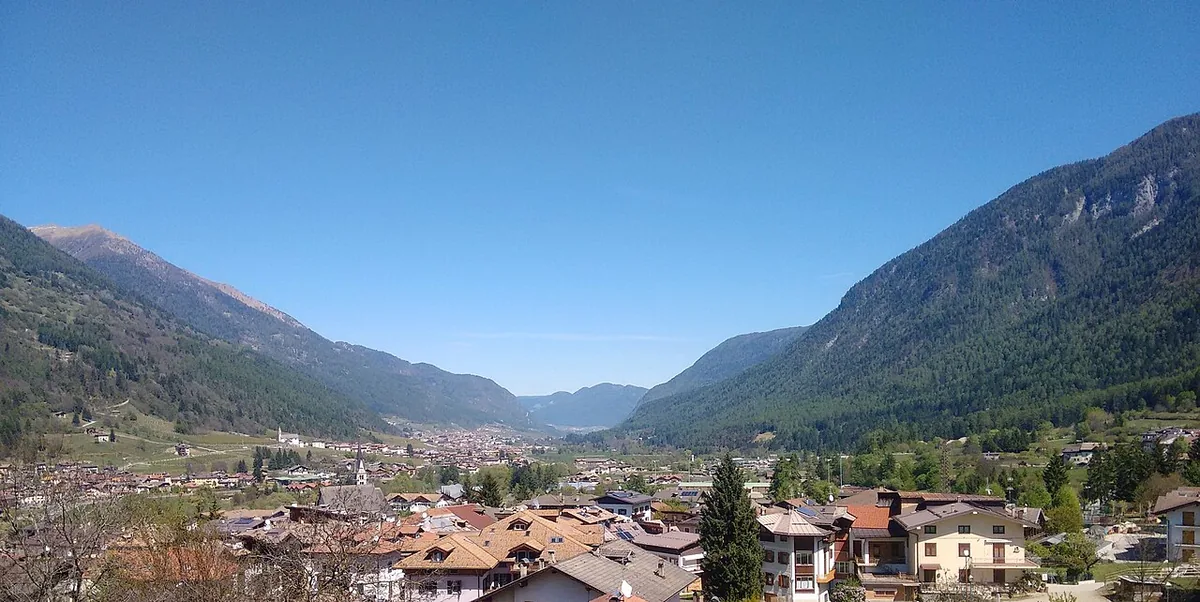 Veduta di Folgarida, Italia. Immagine generale della località o del comprensorio; non documenta la posizione di un singolo settore del catalogo o negozio di noleggio.