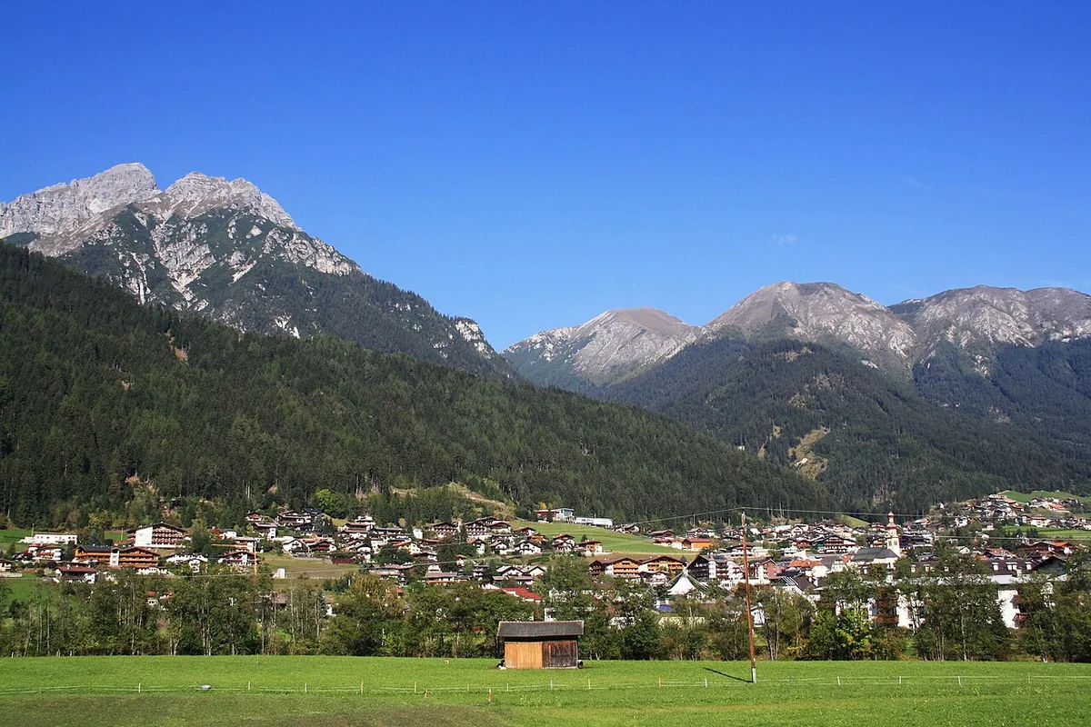 Veduta di Fulpmes, Austria. Non raffigura uno specifico negozio di noleggio.