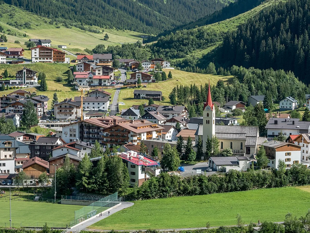 Veduta di Galtür, Austria. Non raffigura uno specifico negozio di noleggio.