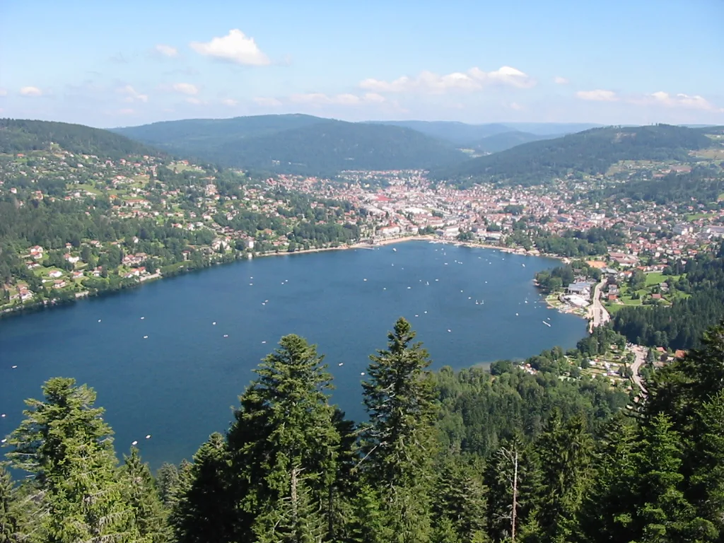 Veduta di Gérardmer, Francia. Non raffigura uno specifico negozio di noleggio.