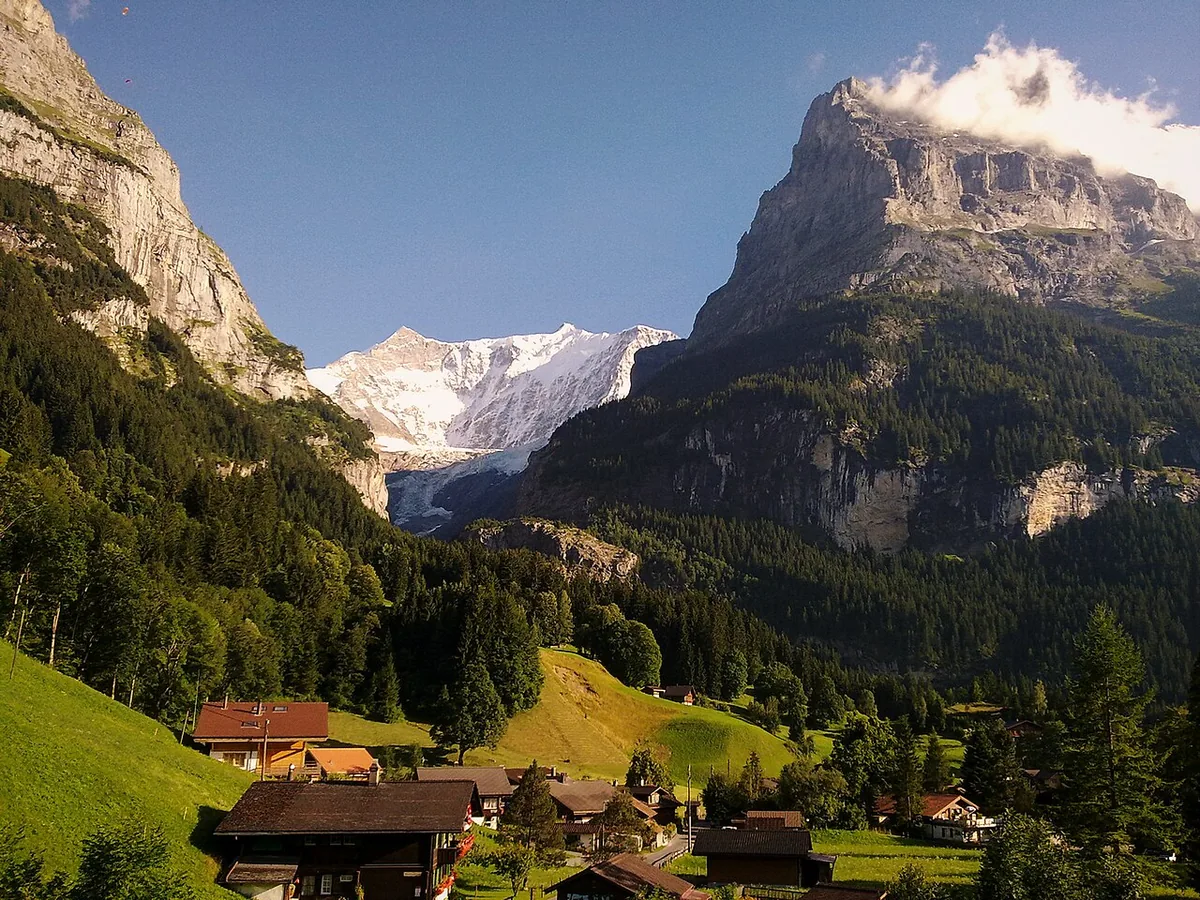 Veduta di Grindelwald, Svizzera. Non raffigura uno specifico negozio di noleggio.