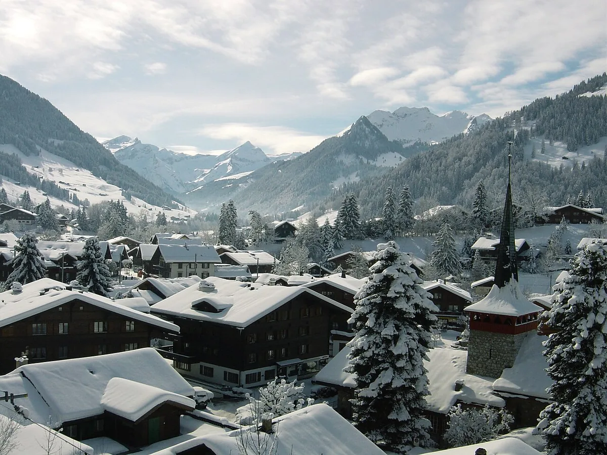 Veduta di Gstaad, Svizzera. Non raffigura uno specifico negozio di noleggio.