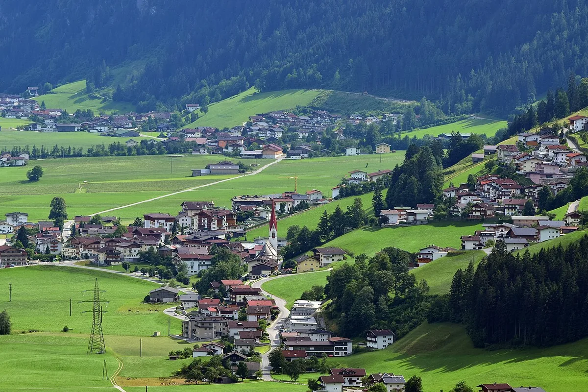 Veduta di Hippach, Austria. Non raffigura uno specifico negozio di noleggio.
