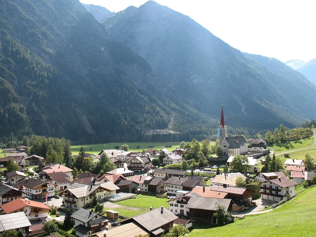 Veduta di Holzgau, Austria. Non raffigura uno specifico negozio di noleggio.