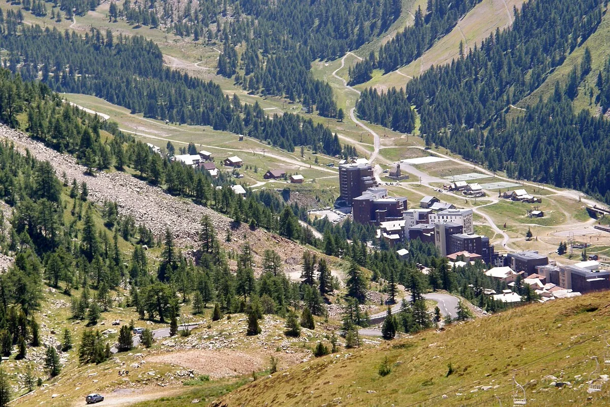 Veduta di Isola 2000, Francia. Non raffigura uno specifico negozio di noleggio.