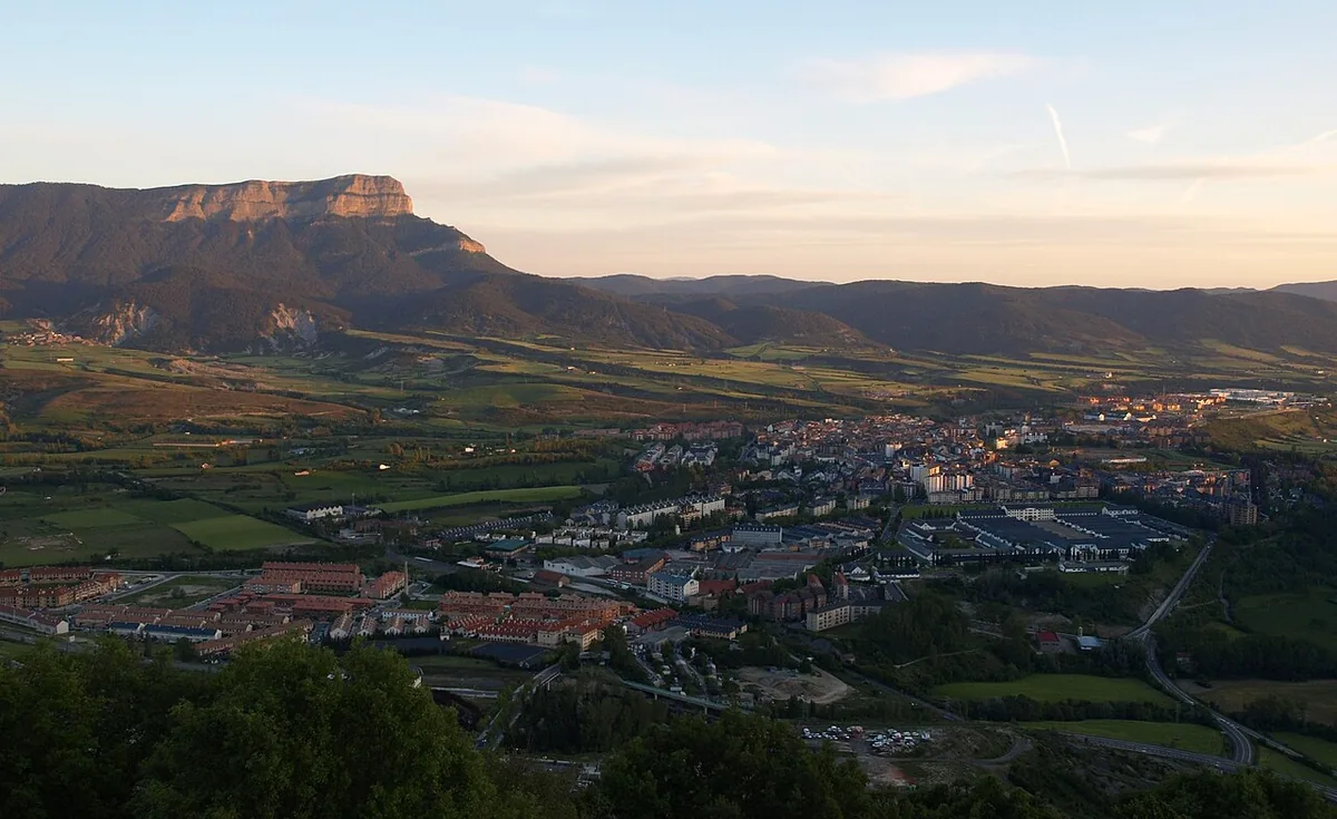 Veduta di Jaca, Spagna. Non raffigura uno specifico negozio di noleggio.
