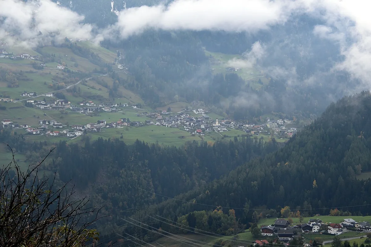 Veduta di Jerzens, Austria. Immagine generale della località o del comprensorio; non documenta la posizione di un singolo settore del catalogo o negozio di noleggio.