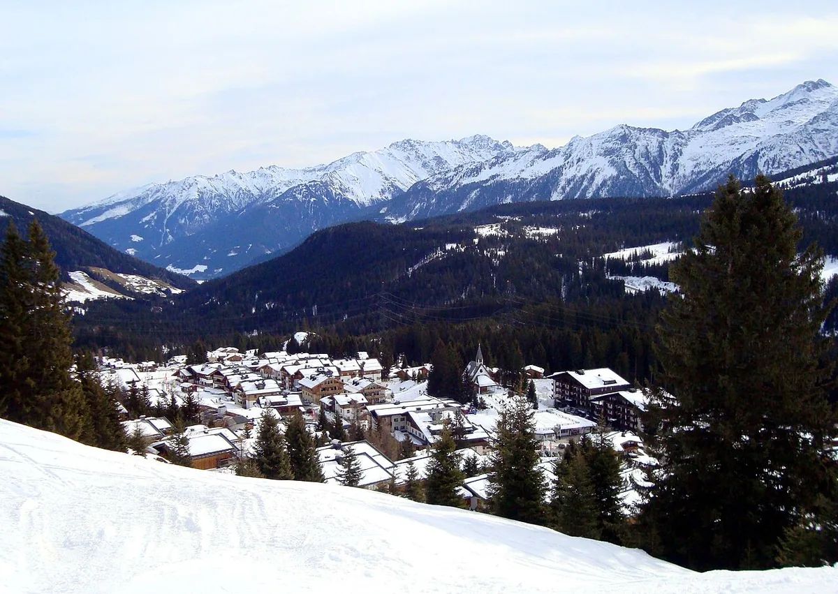 Veduta di Königsleiten, Austria. Non raffigura uno specifico negozio di noleggio.