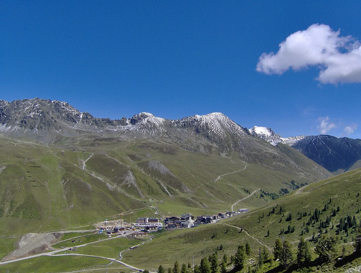 Veduta di Kühtai, Austria. Non raffigura uno specifico negozio di noleggio.
