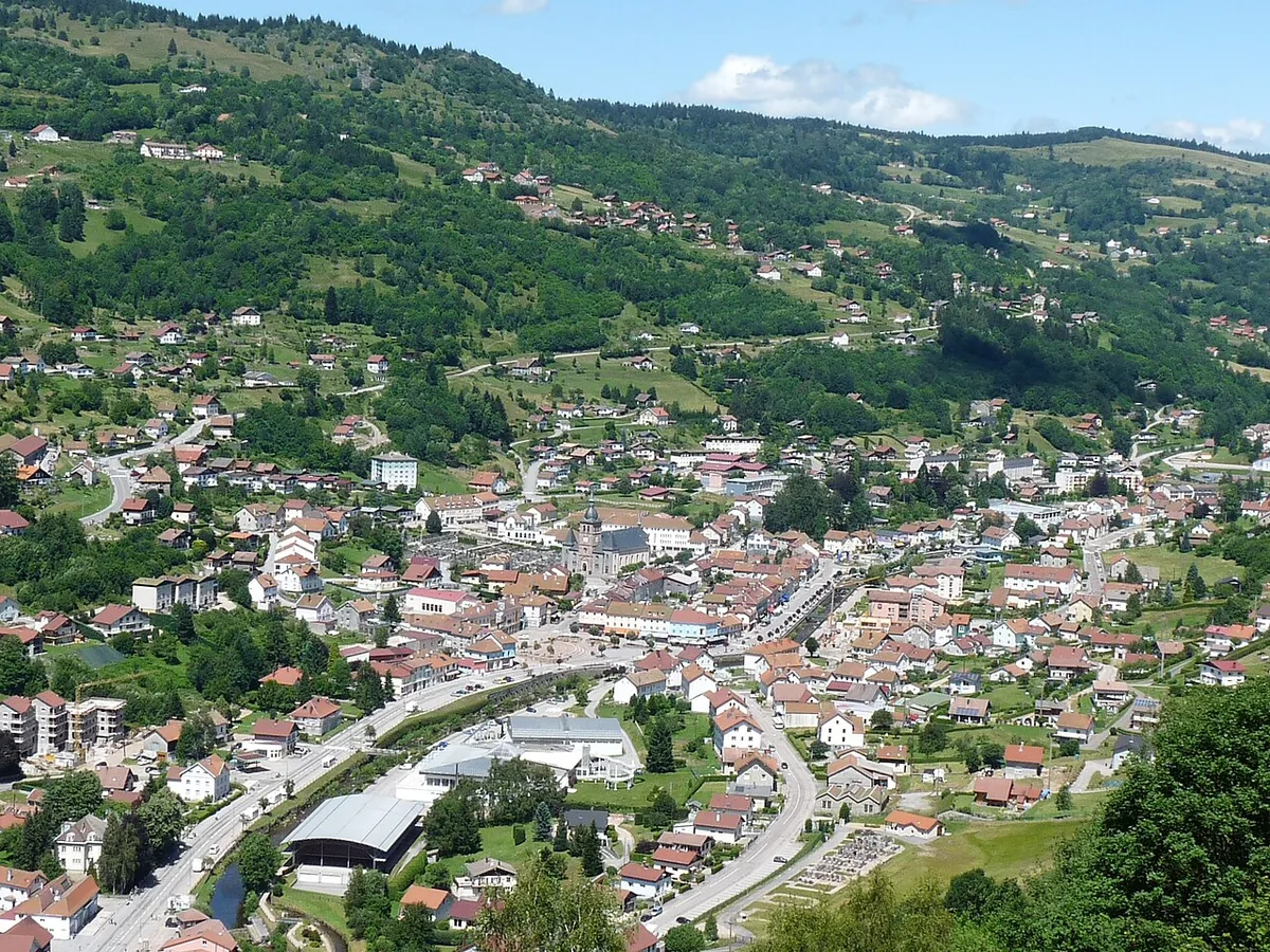 Veduta di La Bresse, Francia. Non raffigura uno specifico negozio di noleggio.