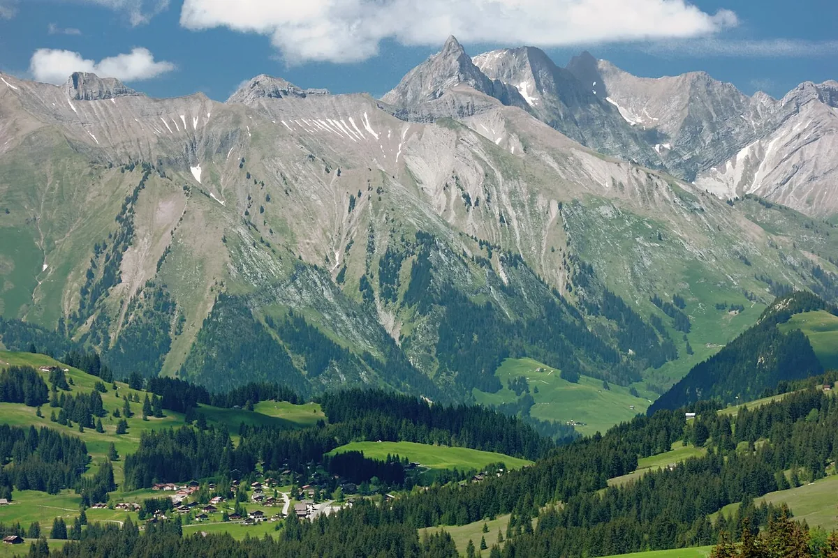 Veduta di La Lécherette, Svizzera. Non raffigura uno specifico negozio di noleggio.