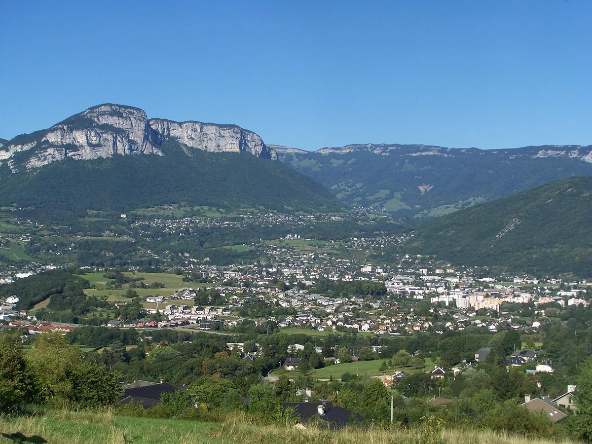 Veduta di La Ravoire, Francia. Non raffigura uno specifico negozio di noleggio.