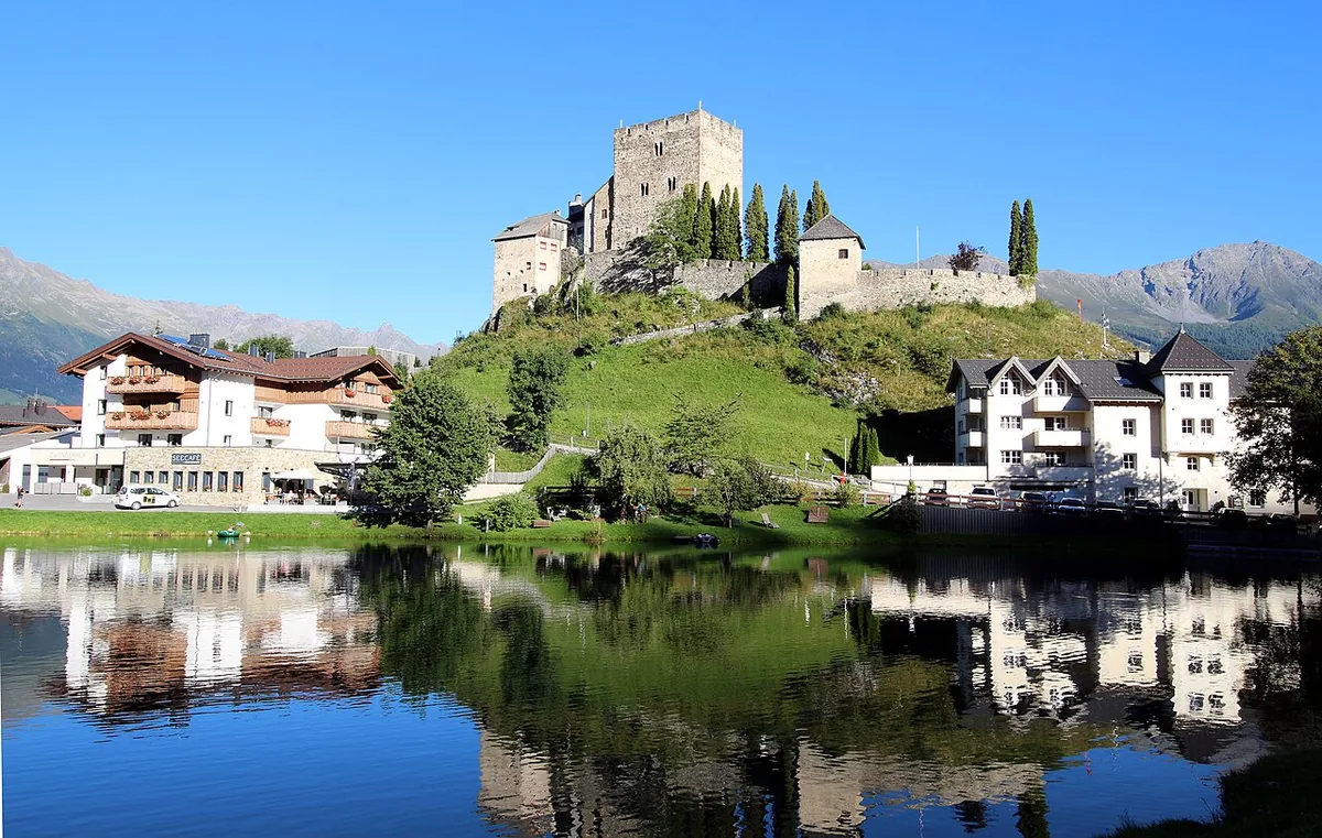Veduta di Ladis, Austria. Non raffigura uno specifico negozio di noleggio.