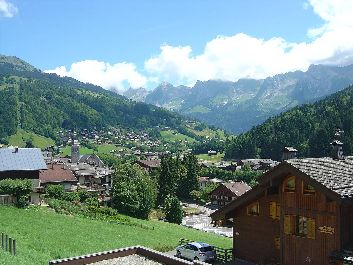 Veduta di Le Grand Bornand, Francia. Non raffigura uno specifico negozio di noleggio.