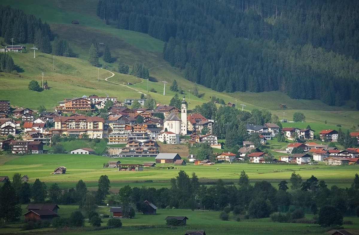Veduta di Lermoos, Austria. Non raffigura uno specifico negozio di noleggio.
