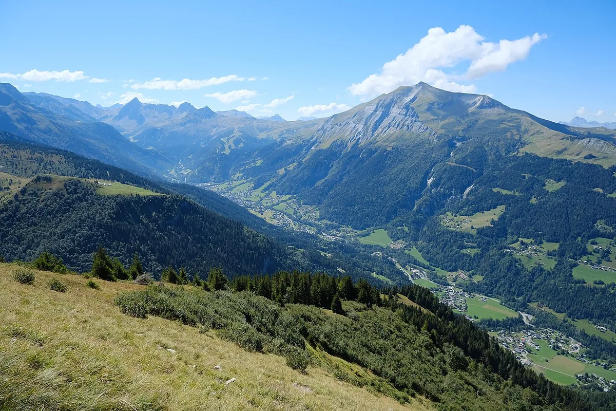 Veduta di Les Contamines Montjoie, Francia. Non raffigura uno specifico negozio di noleggio.