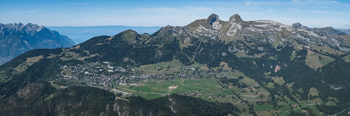 Veduta di Leysin, Svizzera. Non raffigura uno specifico negozio di noleggio.
