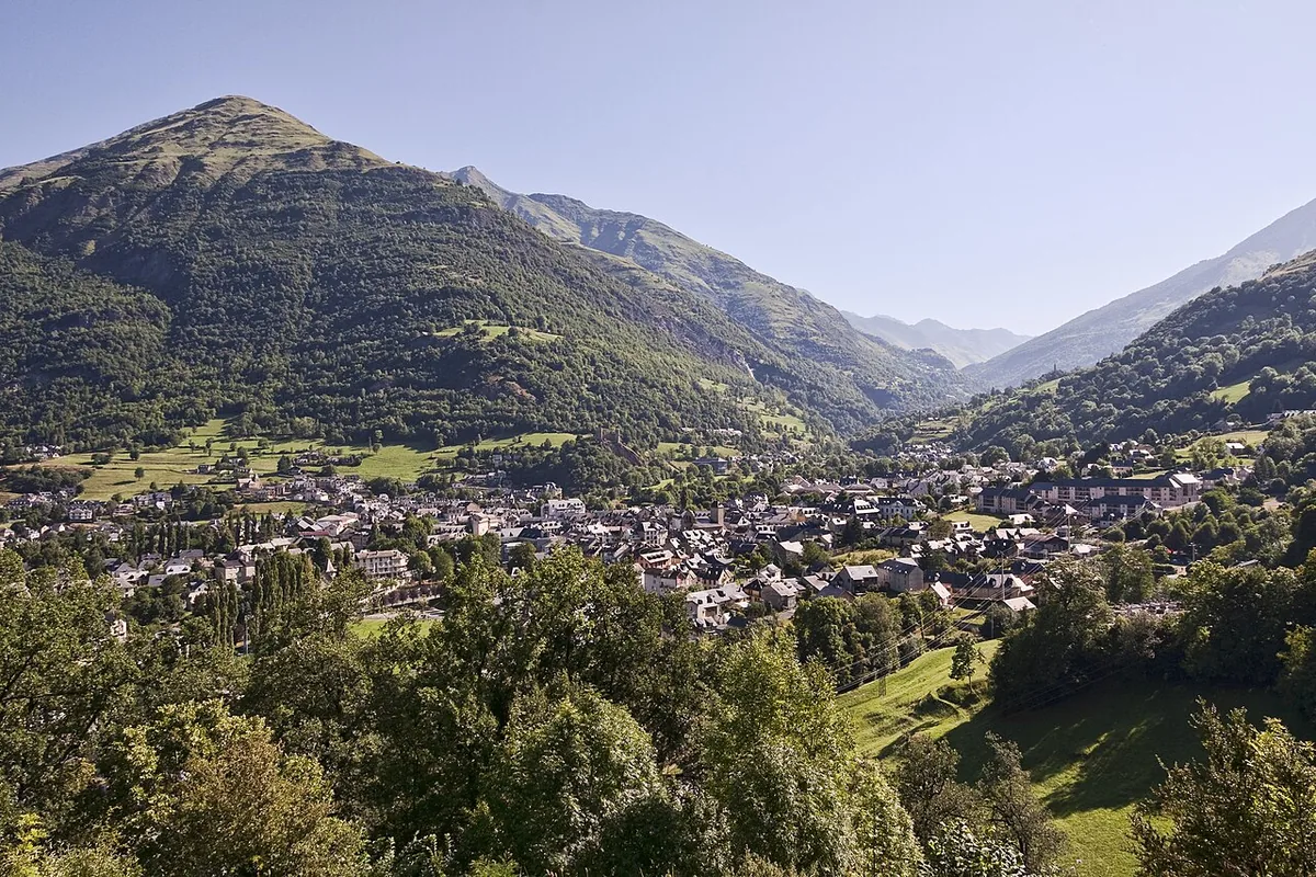 Veduta di Luz St Sauveur, Francia. Non raffigura uno specifico negozio di noleggio.