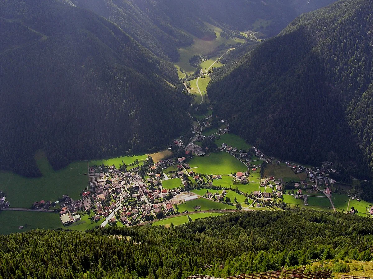 Veduta di Mallnitz, Austria. Non raffigura uno specifico negozio di noleggio.