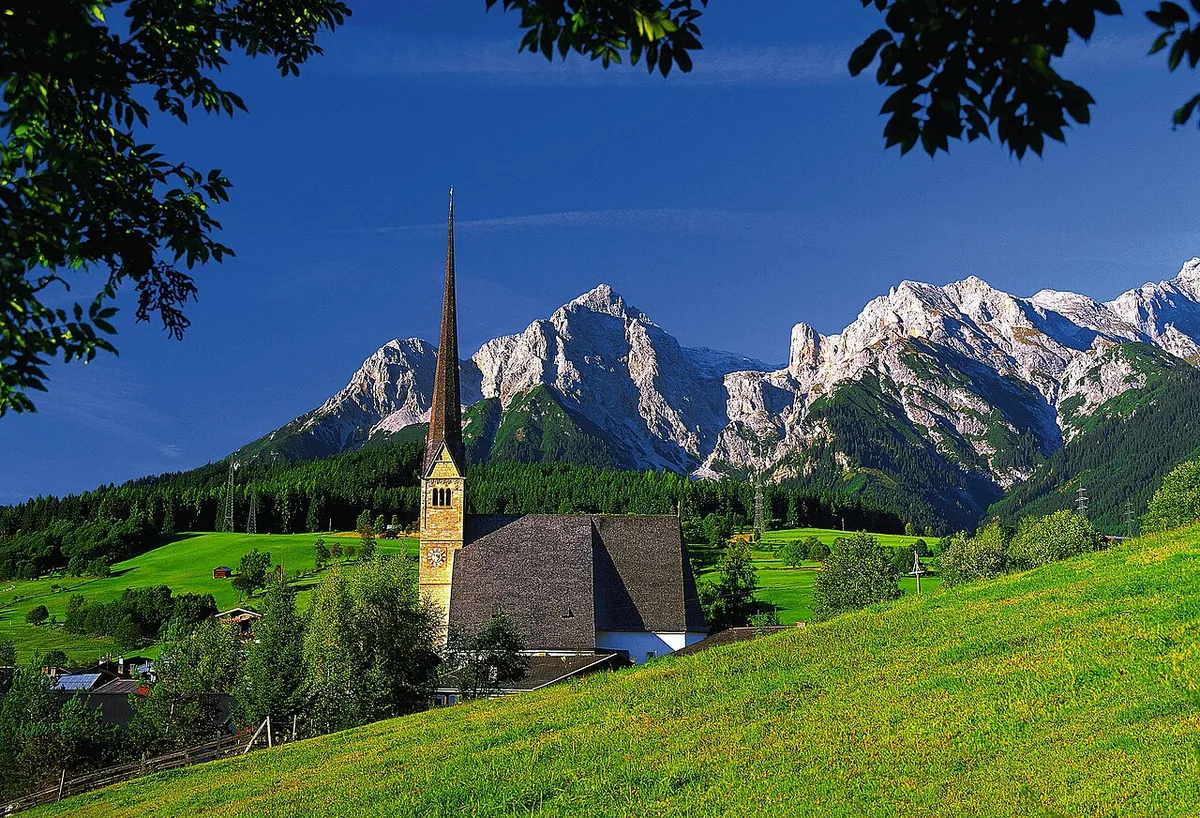 Veduta di Maria Alm, Austria. Non raffigura uno specifico negozio di noleggio.