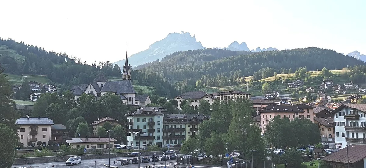 Veduta di Moena, Italia. Immagine generale della località o del comprensorio; non documenta la posizione di un singolo settore del catalogo o negozio di noleggio.