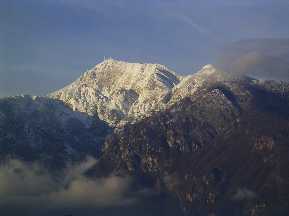 Veduta di Monte Bondone, Italia. Immagine generale della località o del comprensorio; non documenta la posizione di un singolo settore del catalogo o negozio di noleggio.