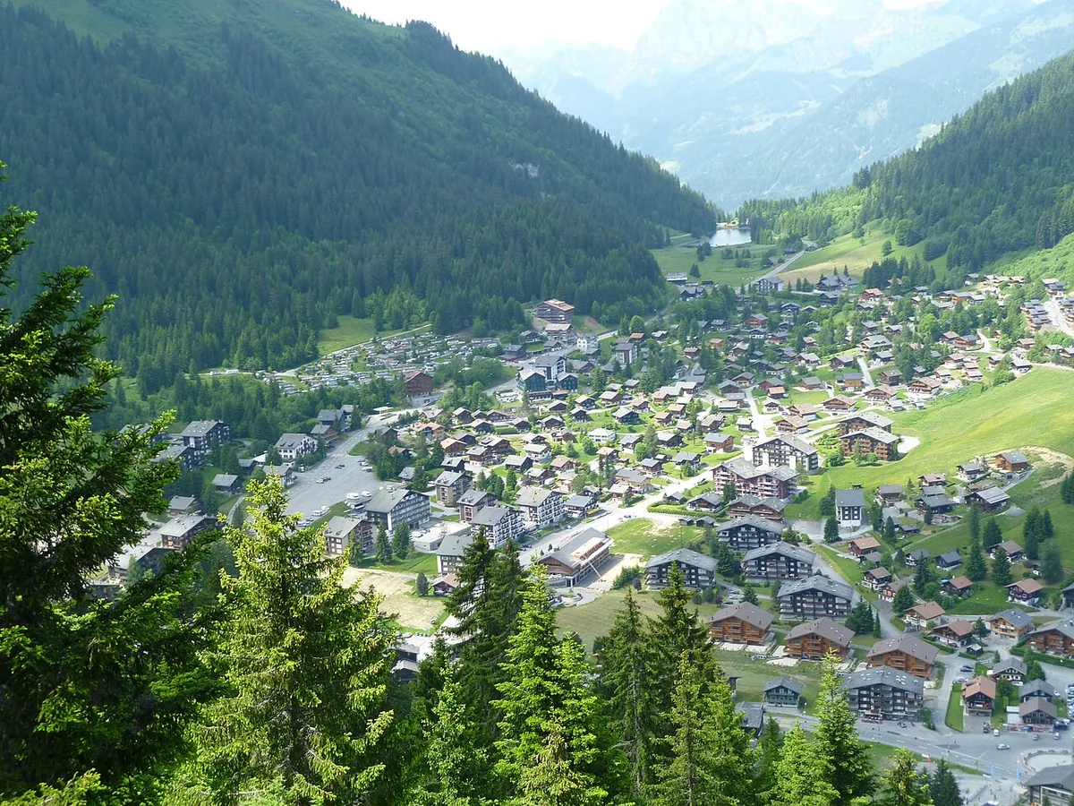 Veduta di Morgins, Svizzera. Non raffigura uno specifico negozio di noleggio.